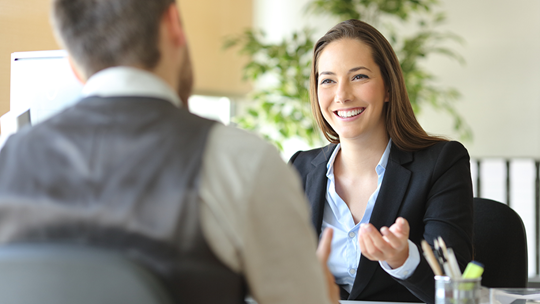 Eine Frau beratet einen Herrn