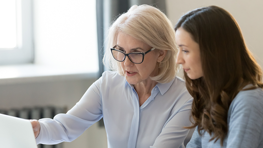 Frau beratet junge Frau
