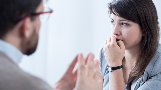 Mann beratet gestresste Frau