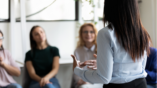 Referentin informiert Gruppe