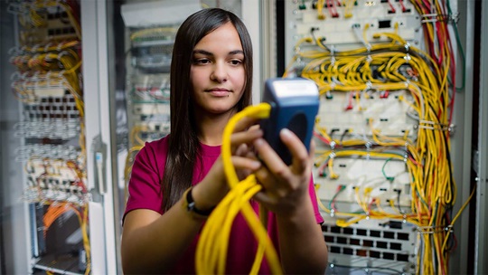 Eine Informatikerin misst eine Leitung