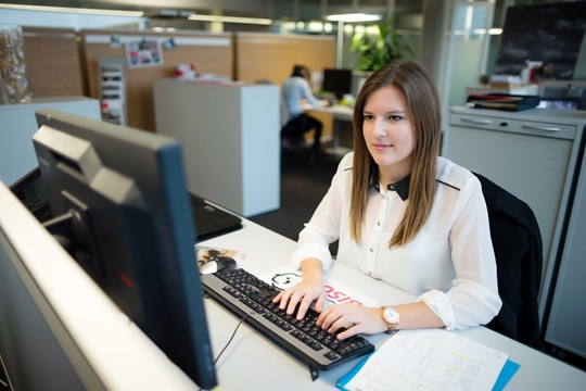 Eine Kauffrau sitzt an ihrem Computer