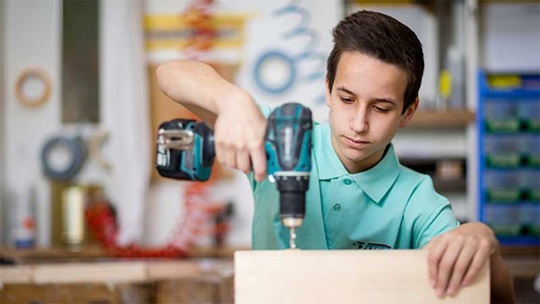 Ein Schreiner bohrt ein Holzstück