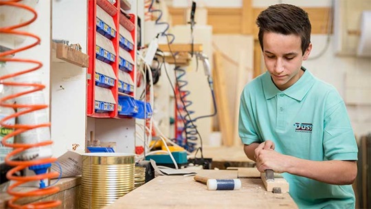 Ein Schreiner hobelt ein Holzstück