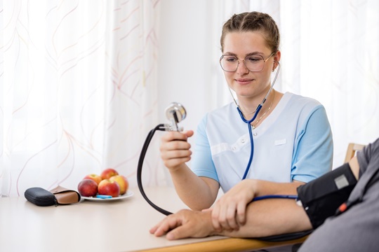 Eine Fachfrau Gesundheit misst den Puls