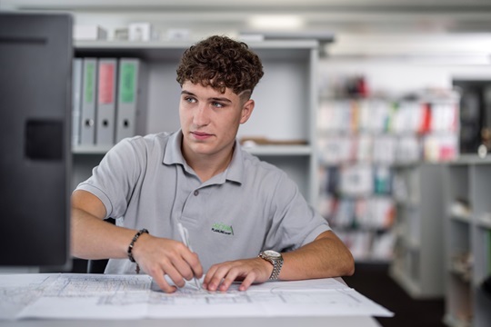Ein Gebäudetechnikplaner bei seiner Arbeit im Büro