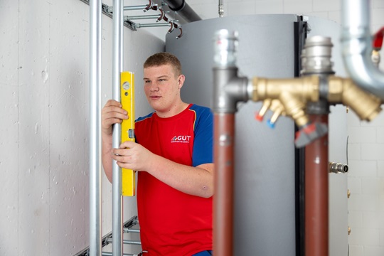 Ein Heizungsinstallateur im Keller