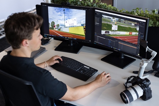 Ein Mediamatiker schneidet einen Film