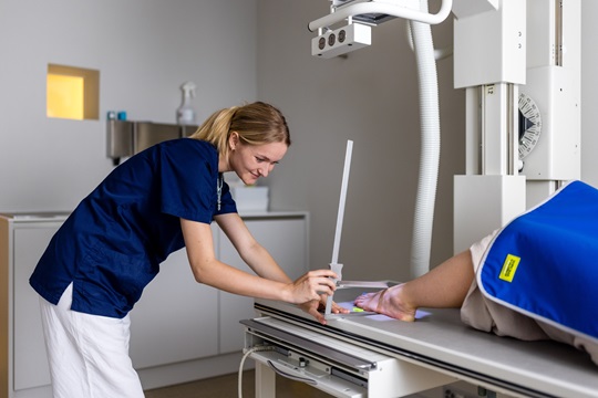 Eine Medizinische Praxisassistentin beim Röntgen