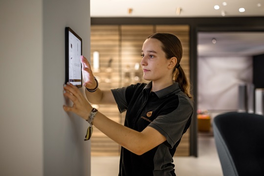 Eine Multimediaelektronikerin bei der Steuerung des Homesystems