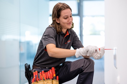 Elektroinstallateurin montiert Schaltung