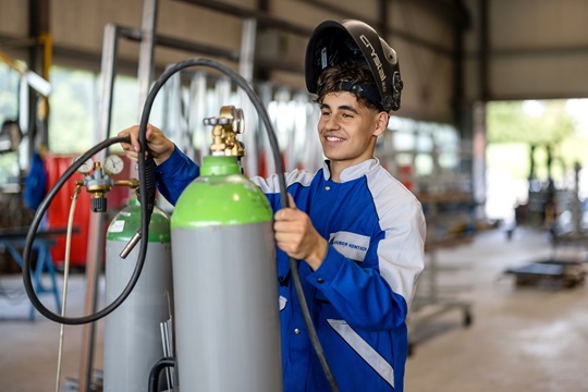 Metallbauer in der Werkstatt