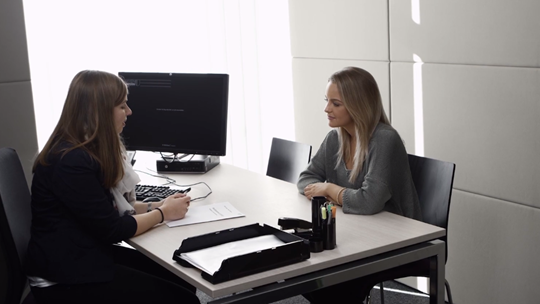 Junge Frau lässt sich im BIZ zur Berufswahl beraten
