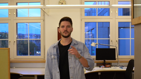 Der Musiker Marash zeigt die Vorteile der Bildungsgutscheine auf