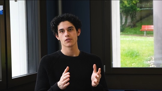 Lernender auf der Suche nach dem richtigen Beruf