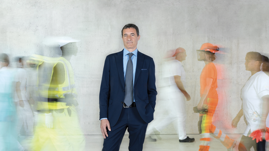 viamia Kampagnenbild zeigt Mann mit Anzug und Krawatte