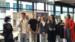 Lernende der Berufsmaturität Ausrichtung Kunst und Gestaltung präsentieren ihre Arbeiten an der Vernissage.
