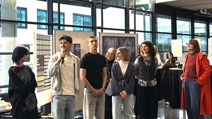 Lernende der Berufsmaturität Ausrichtung Kunst und Gestaltung präsentieren ihre Arbeiten an der Vernissage.