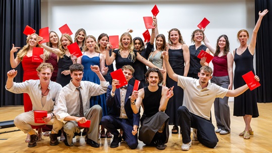 Jubelnde Abschlussklasse der Berufsmatura