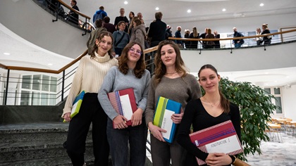 Vier Lernende stehen auf der Treppe. Sie halten ein Geschenk in der Hand, welches sie für ihre Projektarbeit erhalten haben.