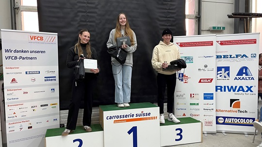 Die Lernenden mit den besten Projekten nehmen ihre Preise entgegen.