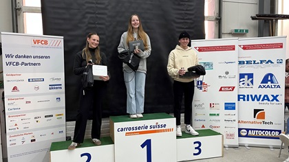 Die Lernenden mit den besten Projekten nehmen ihre Preise entgegen.