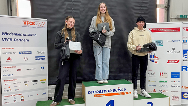 Die Lernenden mit den besten Projekten nehmen ihre Preise entgegen.