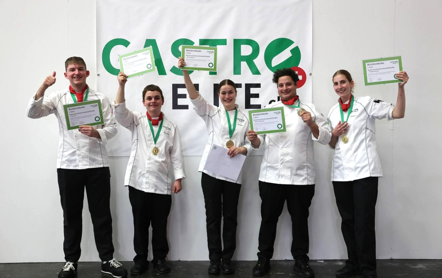 Jubelndes Gewinner:innen-Team