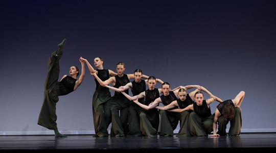 Bühnentänzerinnen und Bühnentänzer am Global Dance Open während einer Performance