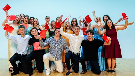 Eine Berufsmaturitäts-Klasse feiert den Abschluss.