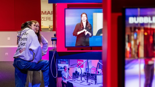 Zwei Lernende des BBZB beim Besuch einer Ausstellung zu Fake News im Verkehrshaus.