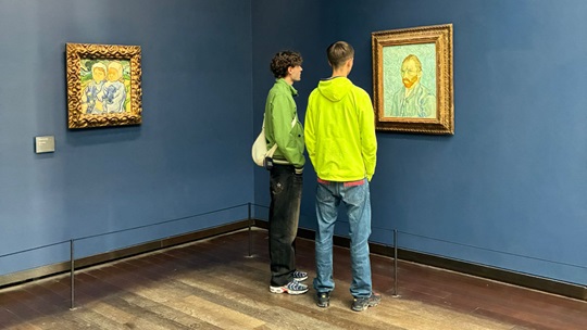 Lernende der BM ARTE besuchen ein Museum in Paris