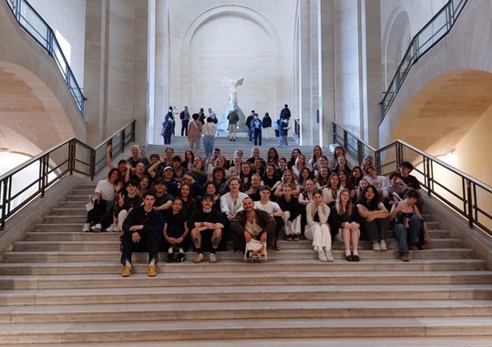 BM-ARTE-Klassen im Louvre in Paris