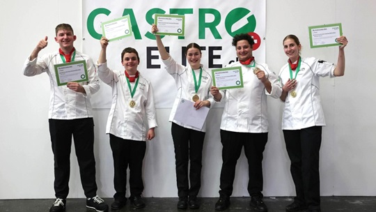 Das Team feiert den Gewinn.