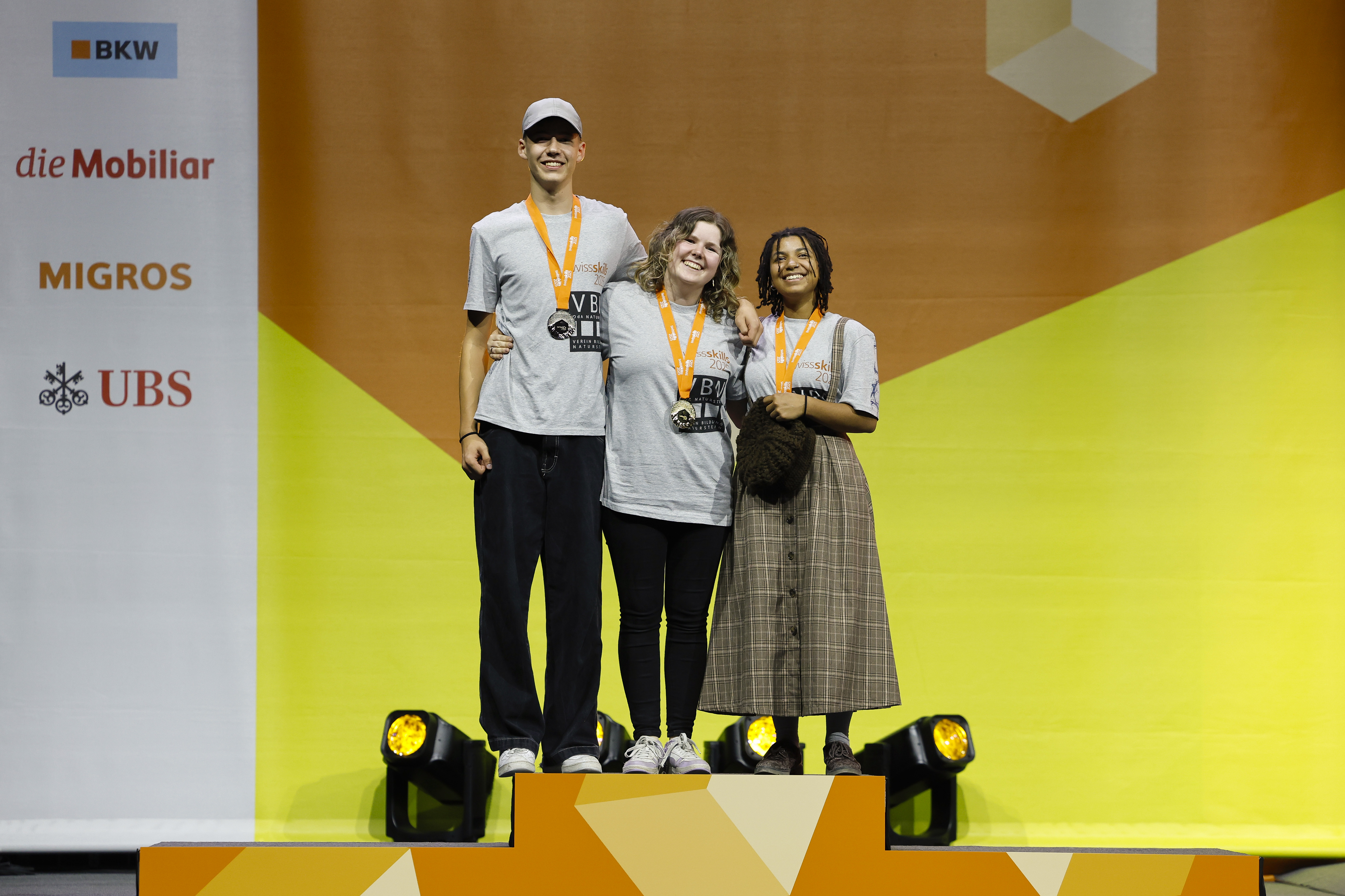 Lernende Steinmetzinnen und Steinmetze auf dem Podium der SwissSkills