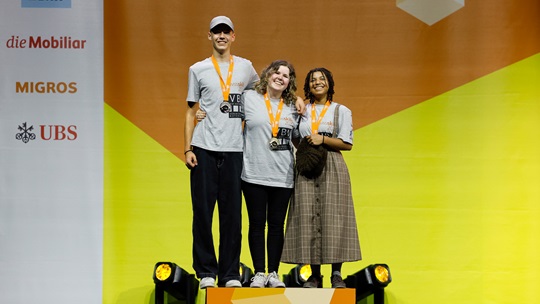 Lernende Steinmetzinnen und Steinmetze auf dem Podium der SwissSkills