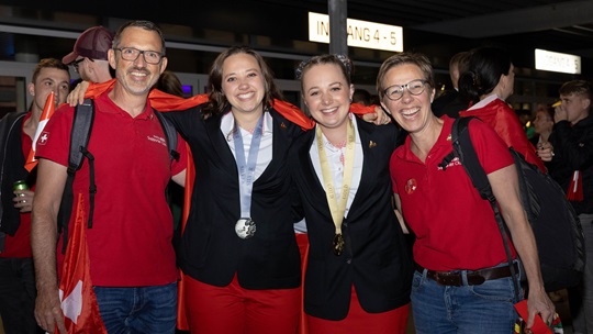 Die Silbemedaillengewinnerin Jana Gander und die Goldmedaillengewinnerin Alina Knüsel an der Closing Ceremony der EuroSkills 2025