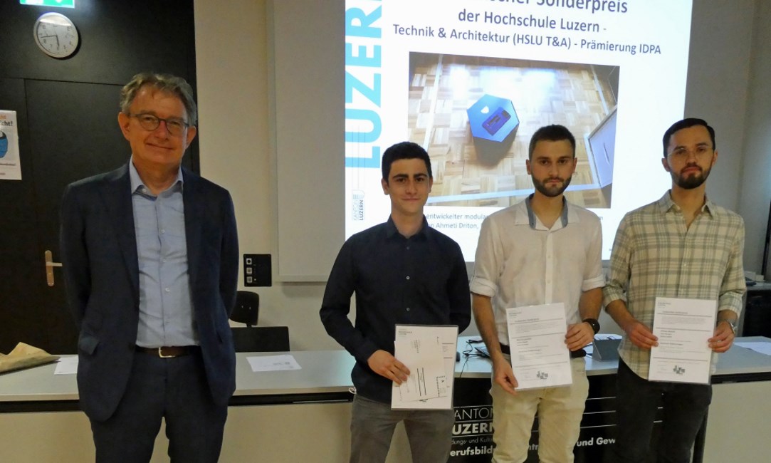 Urs Rieder mit den drei Gewinnern des Sonderpreises T&A Dario Burkard, Driton Ahmeti und Melvin Landolt